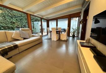 Elegante appartamento vicino all autodromo Monza has Balcony rooms