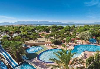 Mobil Home Camping Mar Estang 4* has rooms with a private hot tub