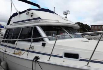 Waterfront 32' Bayliner Yacht allows 18 year olds to book a room