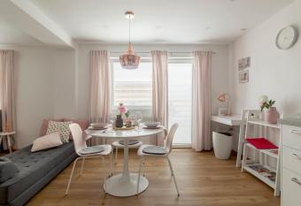 Ljubljana studio with FREE parking, Washer & Dryer allows 18 year olds to book a room