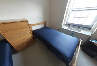 Lizinseme Apt Yer allows 18 year olds to book a room