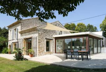 Superbe Mas contemporain au pied du Luberon has Balcony rooms