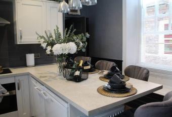 CARAMBOLA LUXURY AIR BNB IN THE HEART OF BEVERLEY allows 18 year olds to book a room