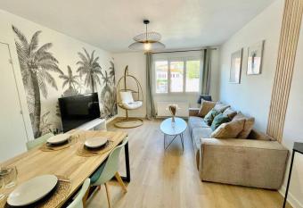 L Instant Pr  sent - Calme &   l  gant proche gare allows 18 year olds to book a room