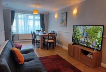 Melo House Grove-Huku Kwetu Spacious - Luton & Dunstable -4 Bedroom-L&D Hospital - Suitable & Affordable Group Accommodation - Business Travellers allows 18 year olds to book a room