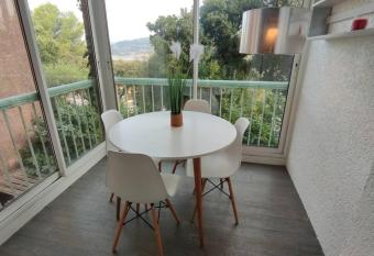 Coquet appartement Type 2 avec vue mer proche plage has Balcony rooms