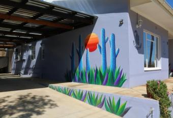 Sunset Cottage - Cheerful 1 Bedroom Cottage allows 18 year olds to book a room