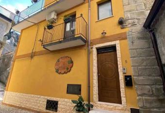 Antico Borgo - A due passi dalle Gole Alcantara allows 18 year olds to book a room