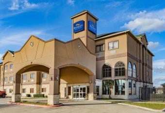 Baymont by Wyndham Cuero allows 18 year olds to book a room