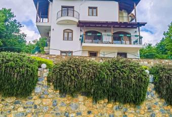 Villa Etheras - Nested between Nature by Amazing View - 5 mins from Edessa has Balcony rooms