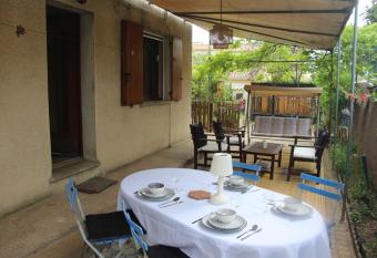 Sous les   toiles exactement has Balcony rooms