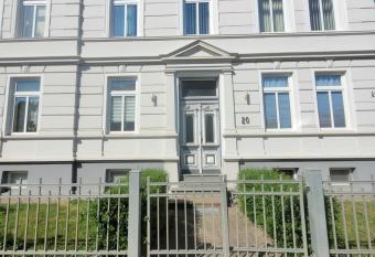 kleines Apartment allows 18 year olds to book a room