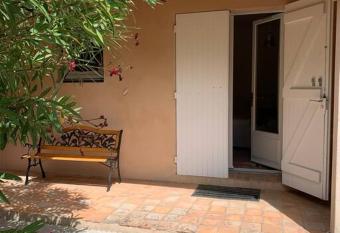 Studio en rez-de-jardin arbor   avec acc  s piscine allows 18 year olds to book a room