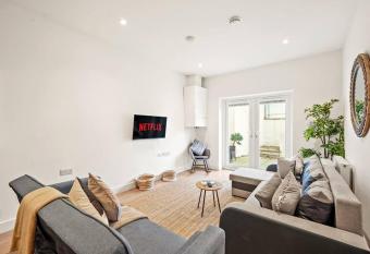 Stunning Scandi Gem in Bristol - Sleeps 6 has Balcony rooms