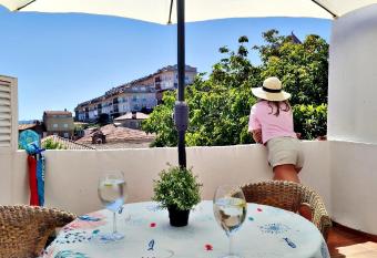 Curuxa, Tranquilidad En El Casco Hist  rico De Baiona allows 18 year olds to book a room