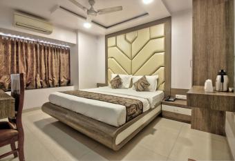 Hotel City View has Smoking rooms