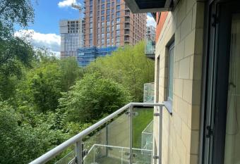 2 Bedroom Apartment in Leeds City Centre has Balcony rooms