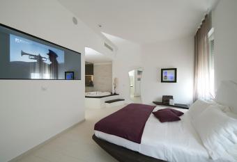 Aparthotel Duomo has rooms with a private hot tub