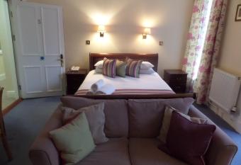 Harry s Hotel & Restaurant allows 18 year olds to book a room