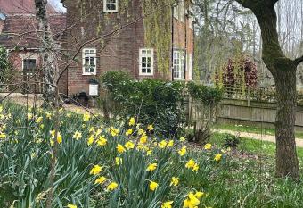 The Old Coach House has Balcony rooms