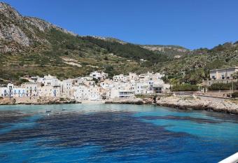 Il Mandorlo: casa immersa nella natura dell isola has Balcony rooms