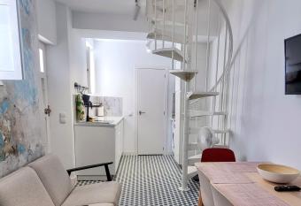 A tiro de piedra del castillo / A stone s throw from the castle has Balcony rooms