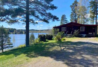 Lakefront Cabin has Balcony rooms