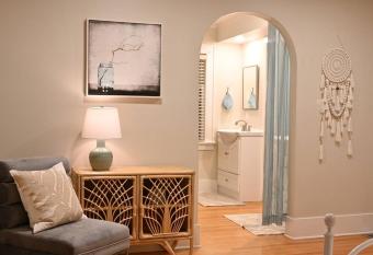 U-District Warmth 8 mins walk to UW has Balcony rooms