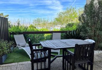 La Marina - Vue sur le port has Balcony rooms