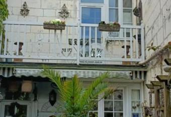 La Loge de Descartes has Balcony rooms