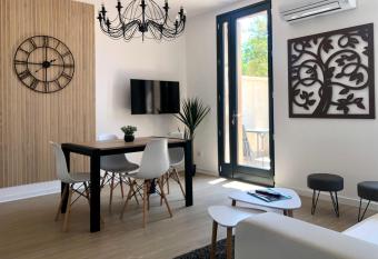 Cot   Jardin est un spacieux et lumineux T3, enti  rement r  nov  ,    2 pas de l H  rault et    10min du bord de mer Proche du centre historique et du fabuleux ch  teau Laurens, vous appr  cierez le calme de sa belle terrasse et la vue superbe sur le jardin has Balcony rooms