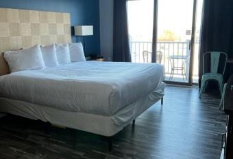 Trade Winds on the Bay has Balcony rooms