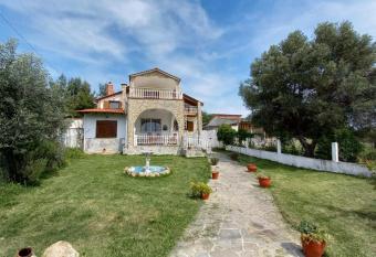 Isidoros house has Balcony rooms