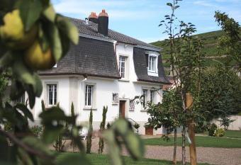 les charmes de la vall  e noble allows 18 year olds to book a room