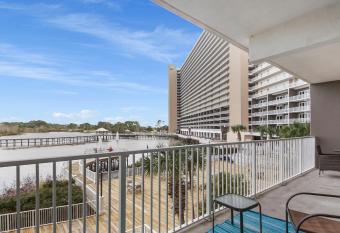 Laketown Wharf #132 by Nautical Properties has rooms with a private hot tub