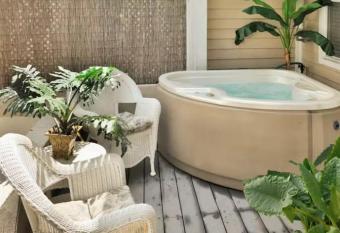 New Casa Caribe by Brightwild- Two-Story Condo Rooftop Pool allows 18 year olds to book a room