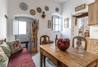 Old Mansion in Melanes has Balcony rooms