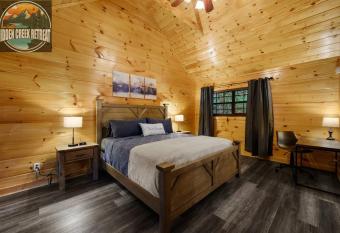 Couples Escape, hot tub, private creek close to attractions has rooms with a private hot tub