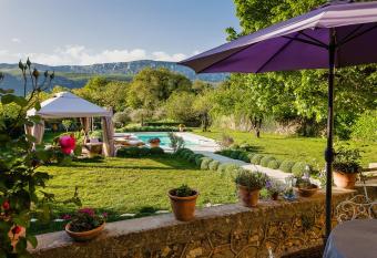 La Grande Maison De Nans allows 18 year olds to book a room