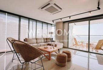 Sonesta Apartment for 8 with ocean view and jacuzzi in Cartagena has rooms with a private hot tub