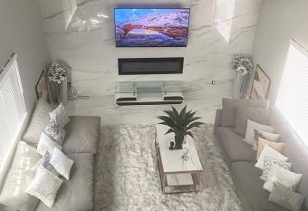 2bd 1.5 bath home w/pool near strip has Balcony rooms