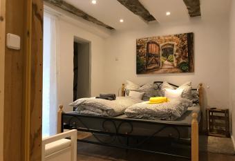 Ferienwohnung-Goldener Winkel allows 18 year olds to book a room