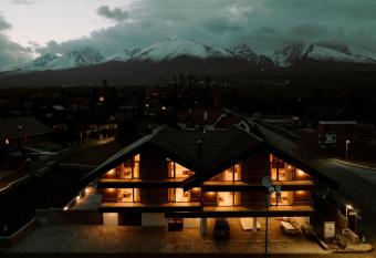 Villa Greystone has Balcony rooms