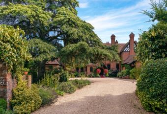 Careys Manor Hotel & SenSpa allows 18 year olds to book a room