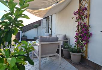 Rosso di Sera has Balcony rooms