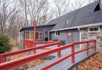 Starcatcher Chalet, The Woods Resort has rooms with a private hot tub