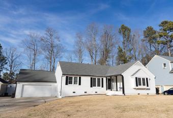 White House - 15 min from RDU Airport has Balcony rooms