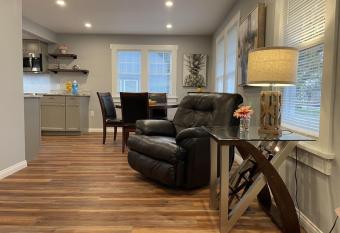 Modern 2 Bedroom House, Close to Lake Michigan allows 18 year olds to book a room