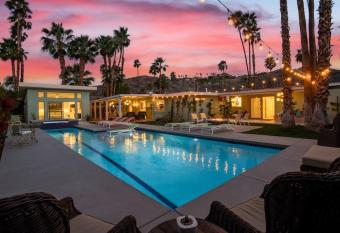 Araby Nights 4BR/4Bath Private Luxury Resort Home has rooms with a private hot tub