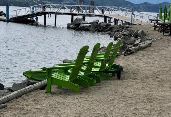 Lakeside Beach Retreat has rooms with a private hot tub